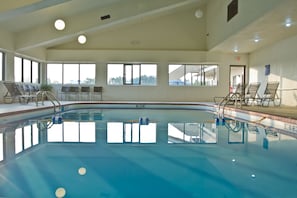 Indoor pool, sun loungers