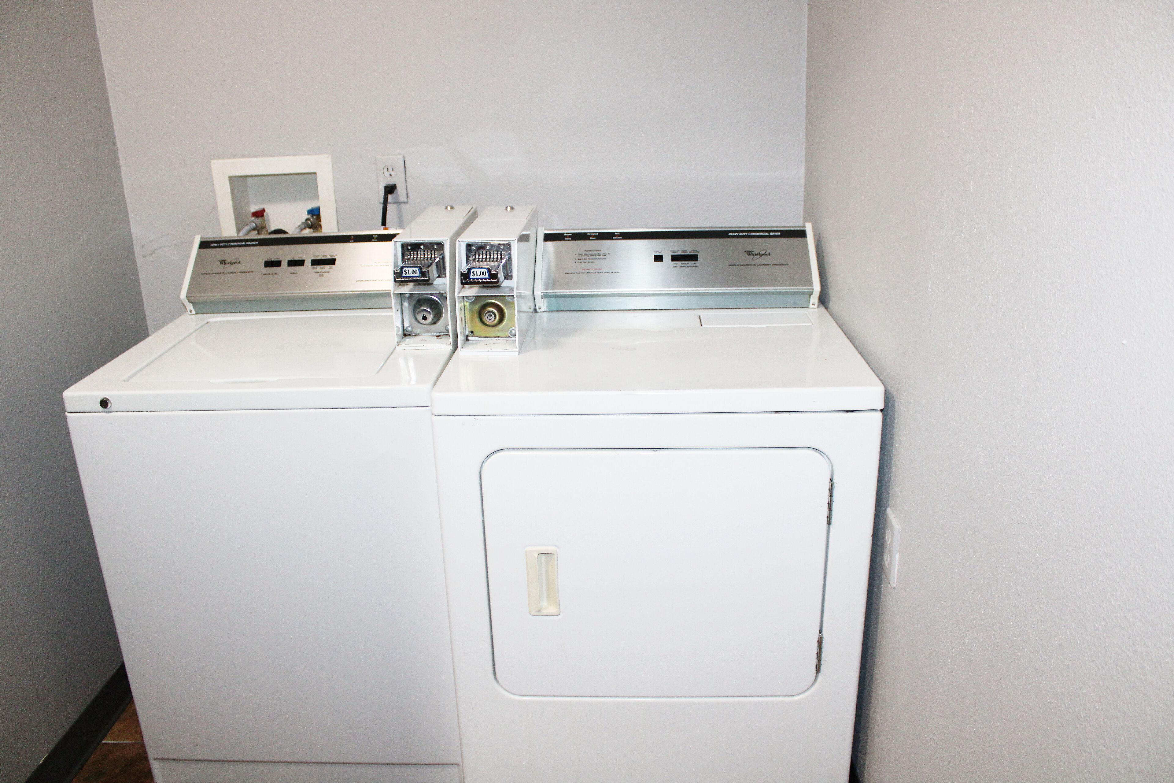 Un lave-linge à chargement frontal doté d’un panneau de commande et d’un sèche-linge placé au-dessus.