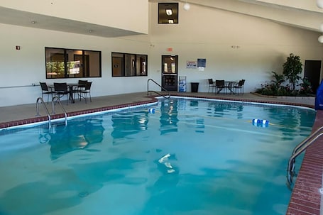Una piscina techada. Greenlight Inn & Suites