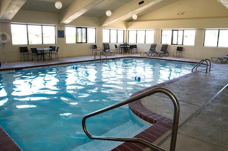 Innenpool. Greenlight Inn & Suites