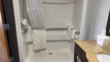 Habitación estándar | Baño | Ducha, artículos de higiene personal ecológicos y secador de pelo