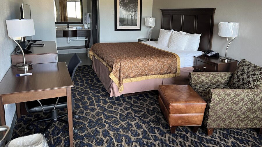 Greenlight Inn & Suites