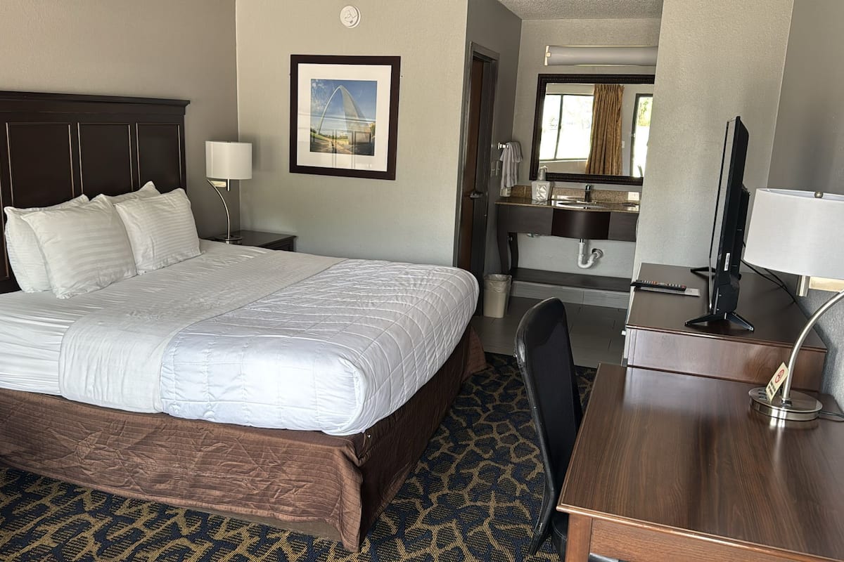 Standard Room, 1 King Bed | 1 bedroom, pillowtop beds, individually furnished, desk