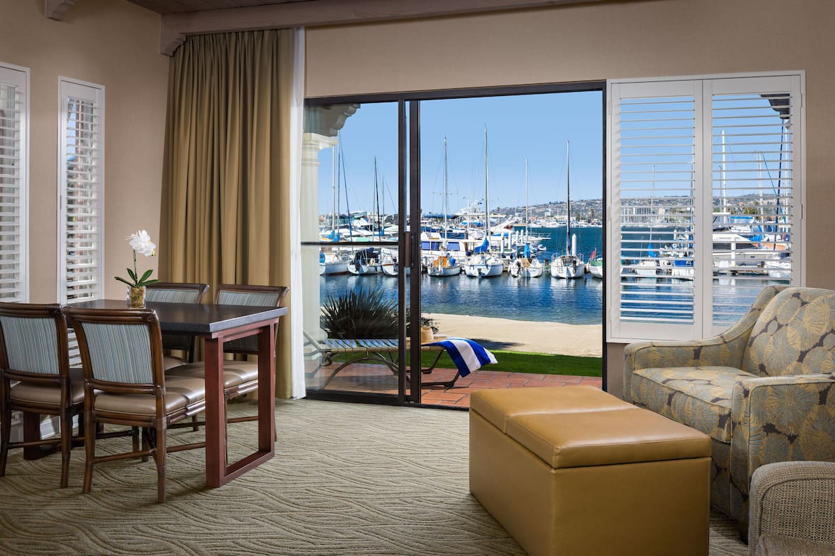 Suite, 1 kingsize bed met slaapbank, uitzicht op baai (Marina Suite King 1st Floor) | Een kluis op de kamer, een bureau, verduisterende gordijnen