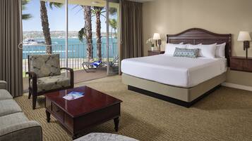 Rom, 1 kingsize-seng med sovesofa, tilgjengelighetstilpasset (Bay Junior Suite 1 King Accessible Tu) | Safe på rommet, skrivebord, blendingsgardiner og strykejern/-brett