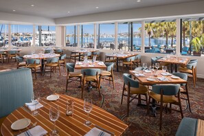 Petit déjeuner, déjeuner et dîner servis sur place