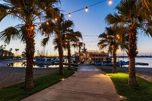 套房, 1 张特大床和 1 张沙发床, 海湾景观 (Marina Suite King 2nd Floor) | 码头