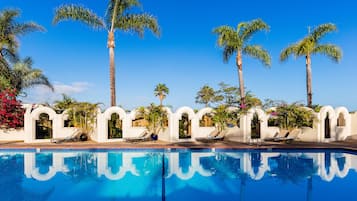 Outdoor pool, sun loungers