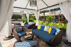 Outdoor pool, open 8:00 AM to 7:00 PM, cabanas (surcharge) - Sheraton Princess Kaiulani Waikiki Beach (Honolulu)