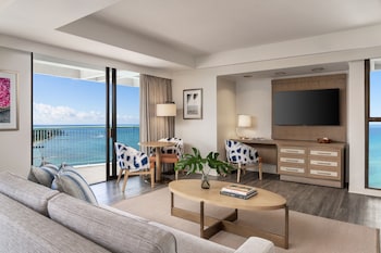 Renovated Corner Jr. Suite King, Tower | Living area | 32-inch TV with cable channels, pay movies at Sheraton Princess Kaiulani Waikiki Beach