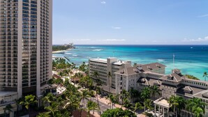 Un hotel moderno con vistas al océano y la playa.