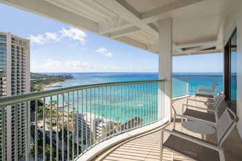 Renovated Corner Jr. Suite King, Tower | Premium bedding, down comforters, in-room safe, desk at Sheraton Princess Kaiulani Waikiki Beach