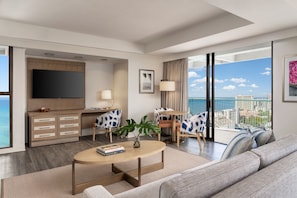 Suite Junior, 1 letto king, vista oceano, ad angolo (Renovated, Tower) | Area soggiorno | TV 32 pollici con canali via cavo, film pay-per-view