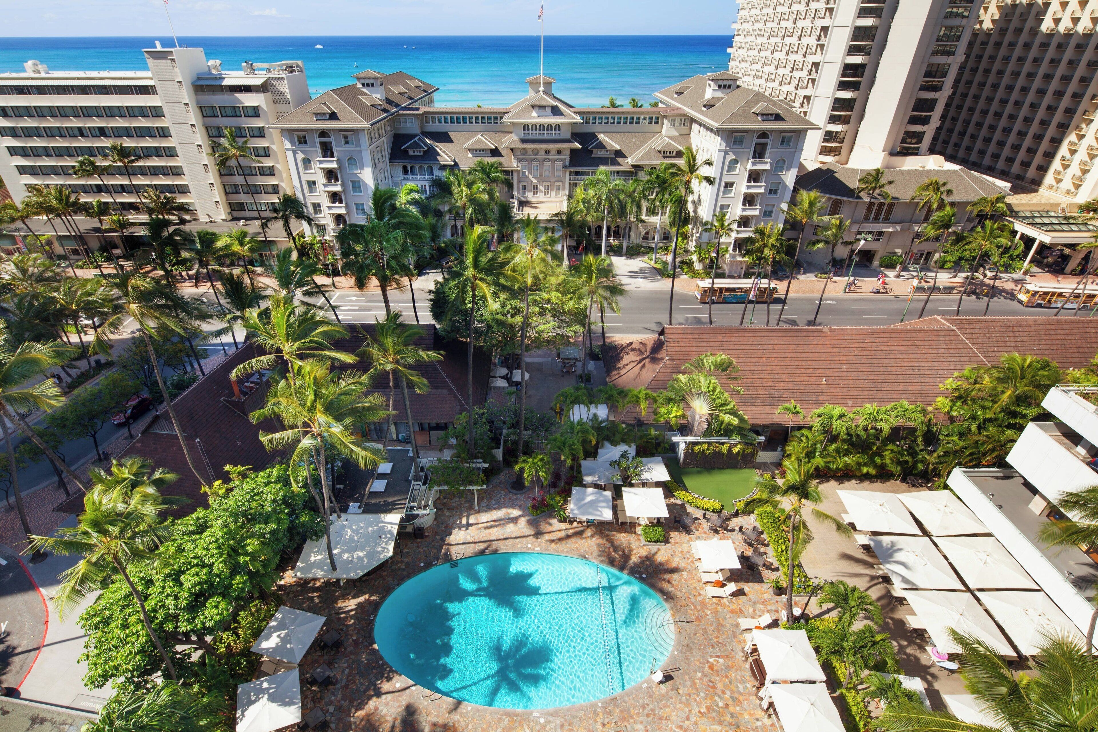 Hồ bơi ngoài trời, mở cửa từ 8:00 đến 19:00, lều (phụ phí) 