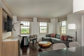 أغطية فراش متميزة وخزنة داخل الغرفة ومكتب ومساحة عمل للكمبيوتر المحمول