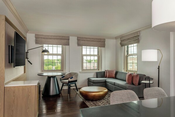 أغطية فراش متميزة وخزنة داخل الغرفة ومكتب ومساحة عمل للكمبيوتر المحمول