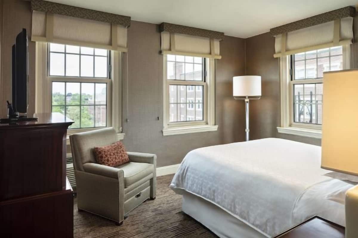 Roba de llit d'alta qualitat, caixa forta a l'habitació i escriptori