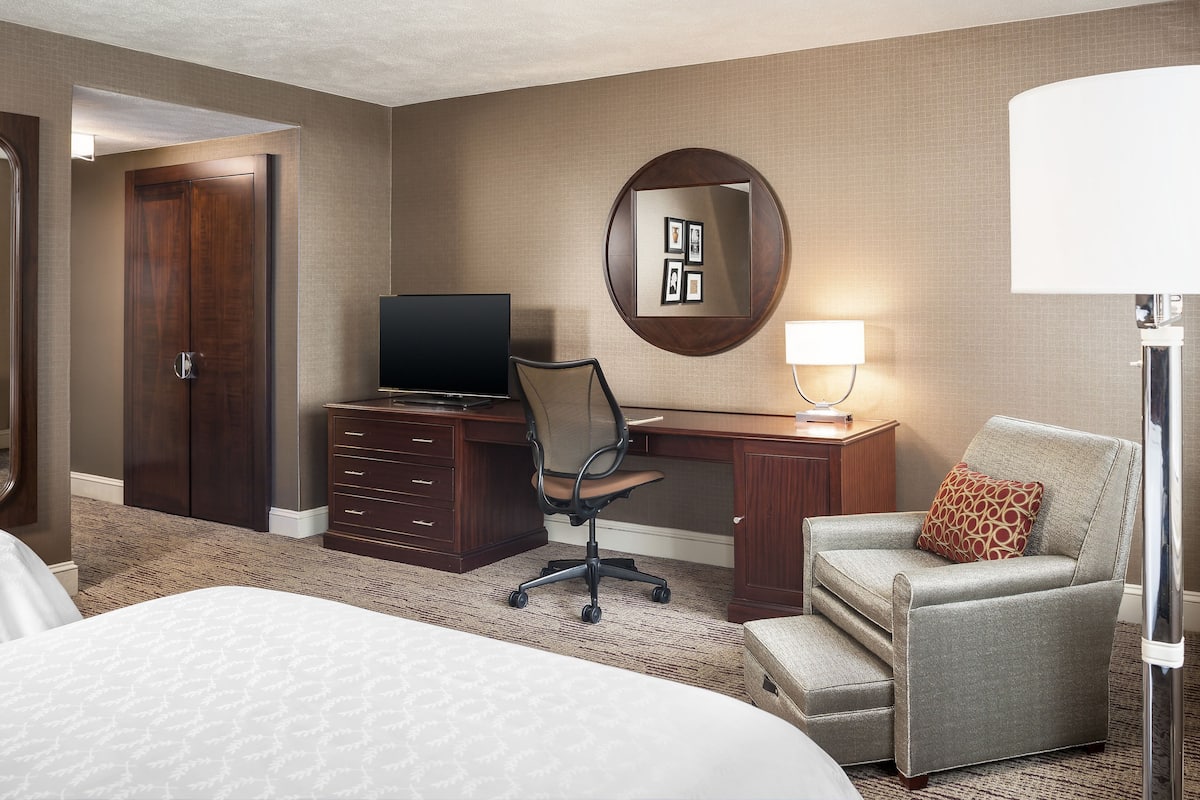 Premium bedding, in-room safe, desk, laptop workspace