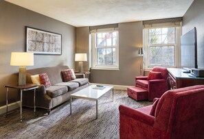 أغطية فراش متميزة وخزنة داخل الغرفة ومكتب ومساحة عمل للكمبيوتر المحمول