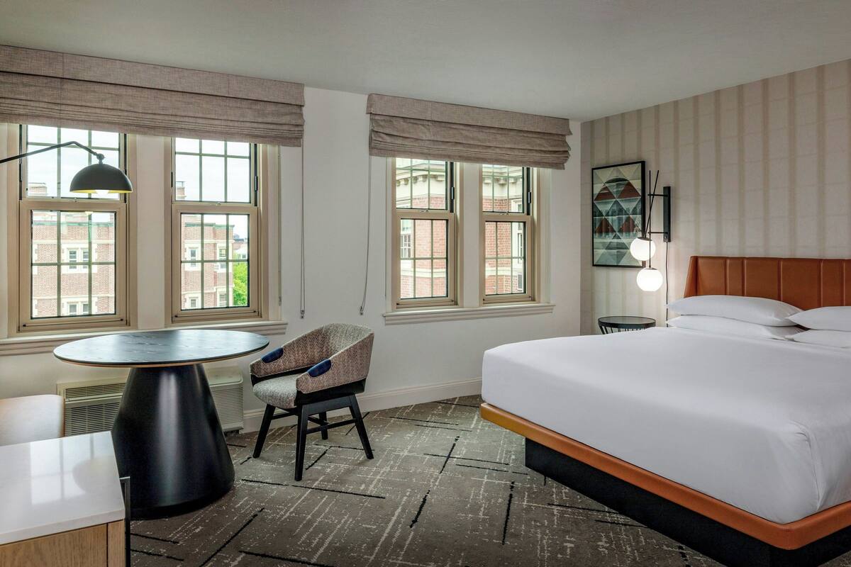 Club Room, 1 King Bed, Non Smoking | Lounge