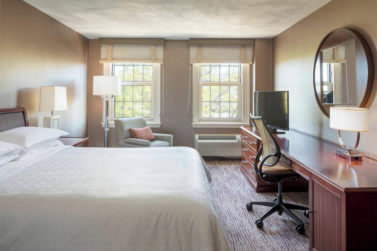 Premium bedding, in-room safe, desk, laptop workspace