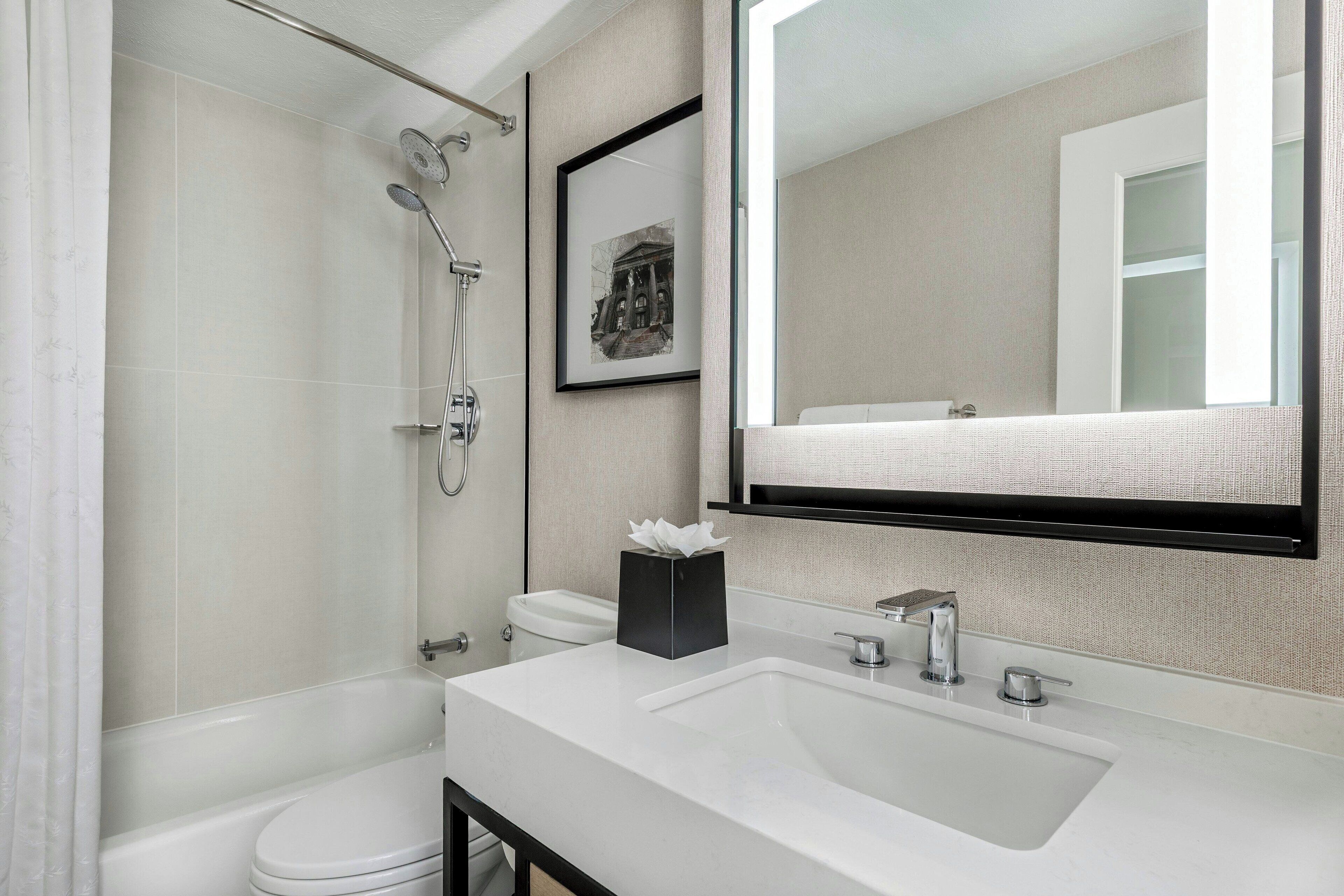 Habitación Club, 2 camas Queen size | Baño | Tina con regadera, amenidades de baño gratuitas, secadora de cabello 