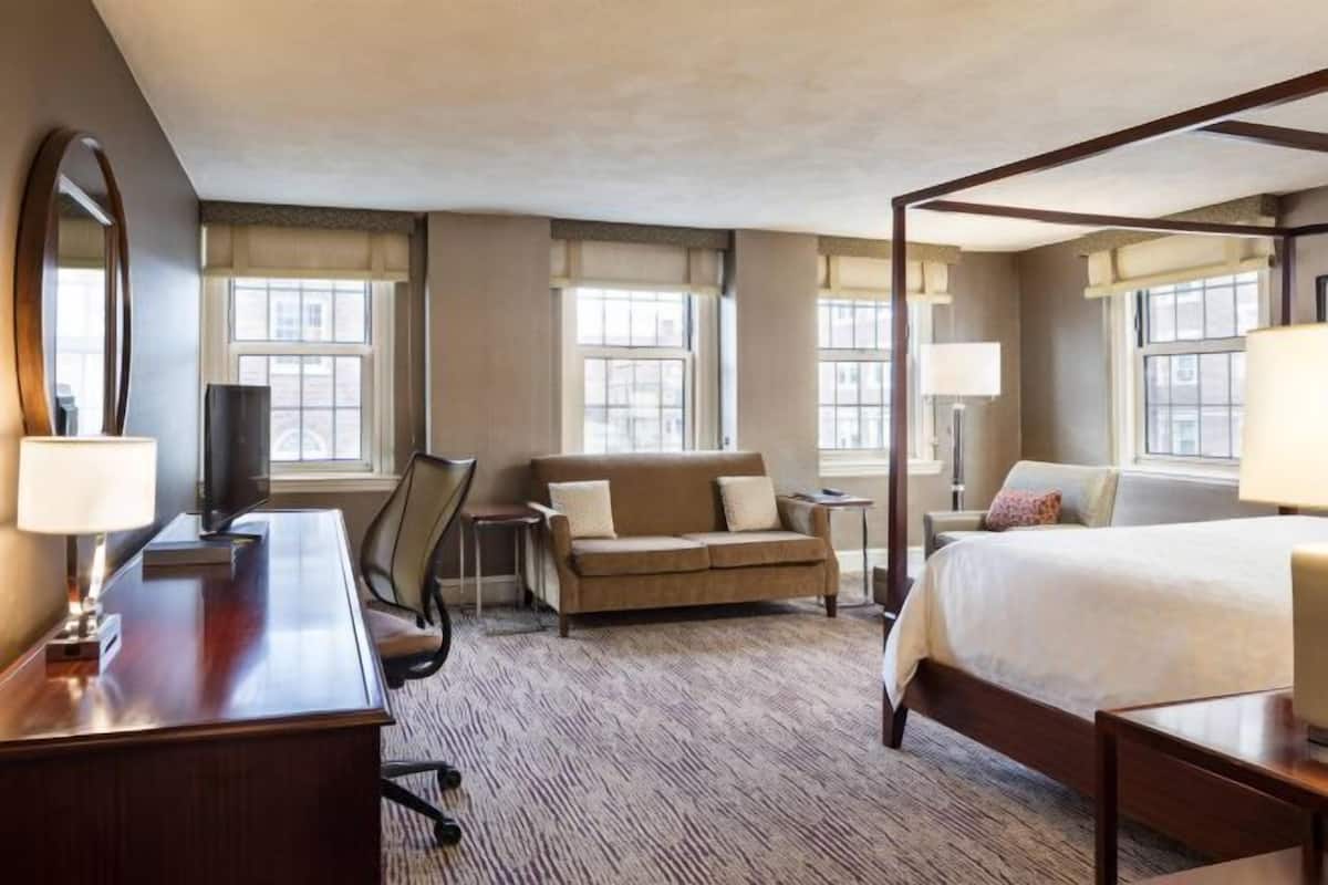 Roba de llit d'alta qualitat, caixa forta a l'habitació i escriptori