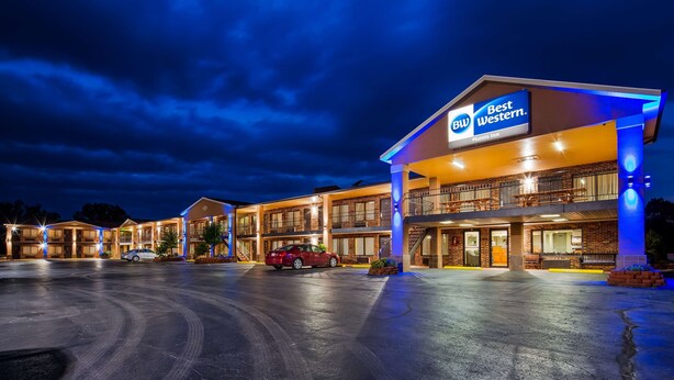 Ein Best Western Hotel mit zweistöckiger Bauweise, mehreren Zimmern und einem Parkplatz.