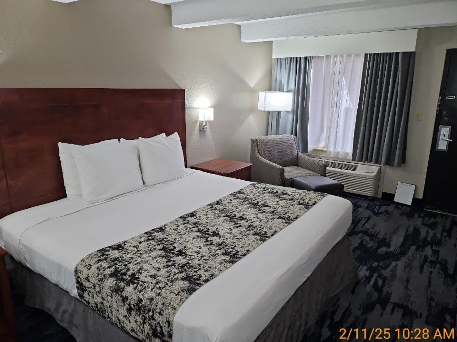 Rom – standard, 1 kingsize-seng, tilgjengelighetstilpasset, badekar | Skrivebord, strykejern/-brett og barnesenger