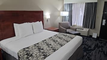 Rom – standard, 1 kingsize-seng, tilgjengelighetstilpasset, badekar | Skrivebord, strykejern/-brett og barnesenger