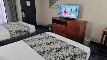 Skrivebord, strykejern/-brett og barnesenger