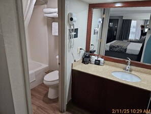 Standard Room, 1 King Bed, Non Smoking, Microwave | Bathroom | Combined shower/tub, free toiletries, hair dryer, towels - Best Western Montis Inn (St. Robert)