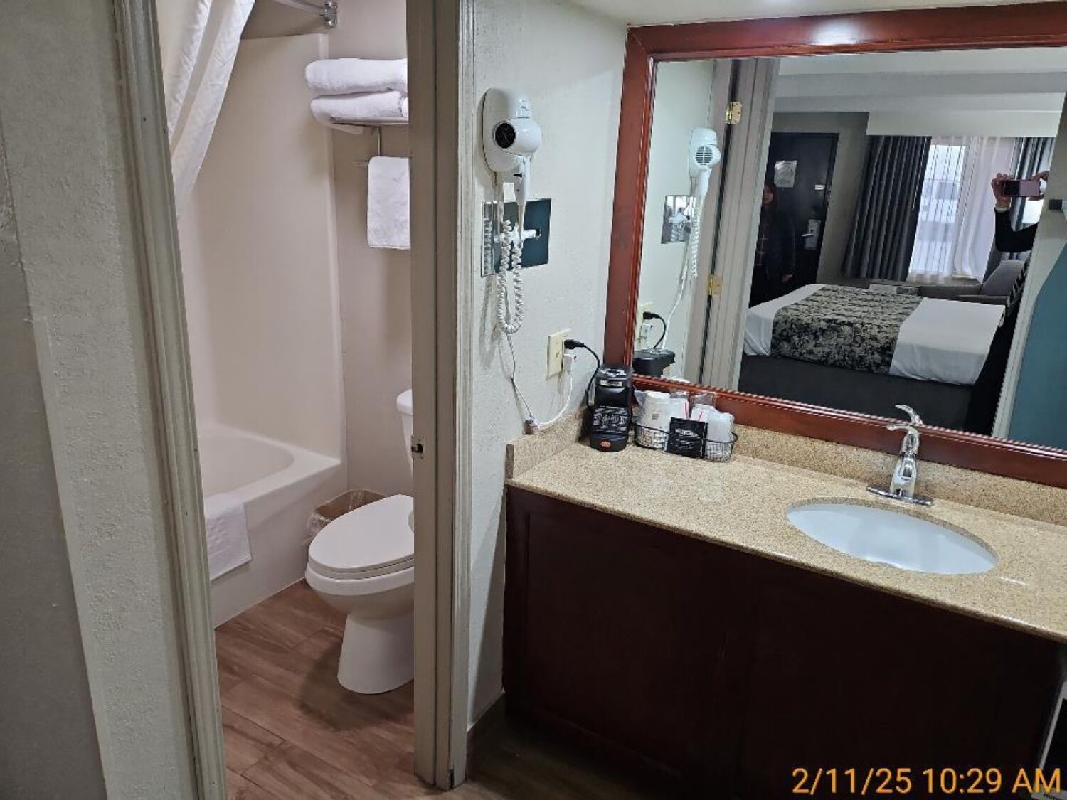 Rom – standard, 1 kingsize-seng, røyk, kjøleskap | Bad | Kombinert dusj/badekar, toalettartikler (inkludert) og hårføner