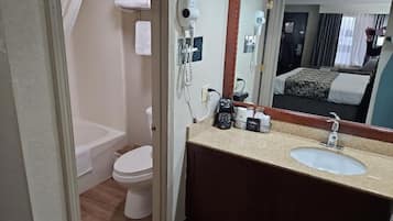 Rom – standard, 1 kingsize-seng, røyk, kjøleskap | Bad | Kombinert dusj/badekar, toalettartikler (inkludert) og hårføner