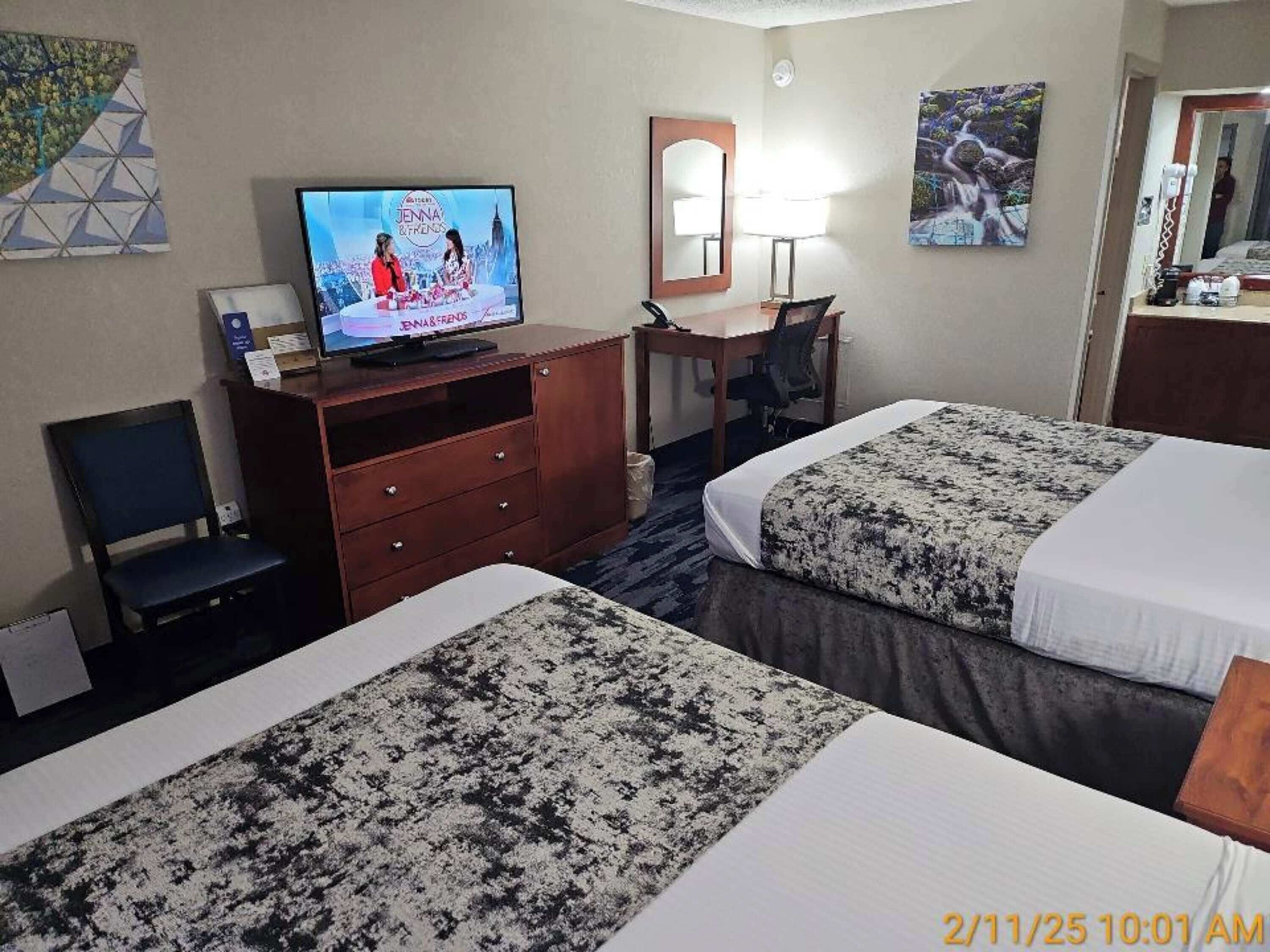 Rom – standard, 2 queensize-senger, ikke-røyk, mikrobølgeovn | Skrivebord, strykejern/-brett og barnesenger