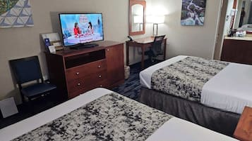 Rom – standard, 2 queensize-senger, ikke-røyk, mikrobølgeovn | Skrivebord, strykejern/-brett og barnesenger