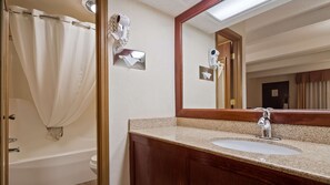 Duschwanne, kostenlose Toilettenartikel, Haartrockner, Handtücher