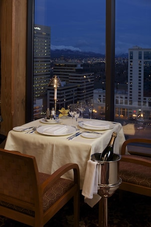 4 restaurantes, se sirve desayuno . Hotel Captain Cook