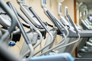 A row of stationary exercise bikes in a gym. - Hotel Captain Cook (Anchorage)