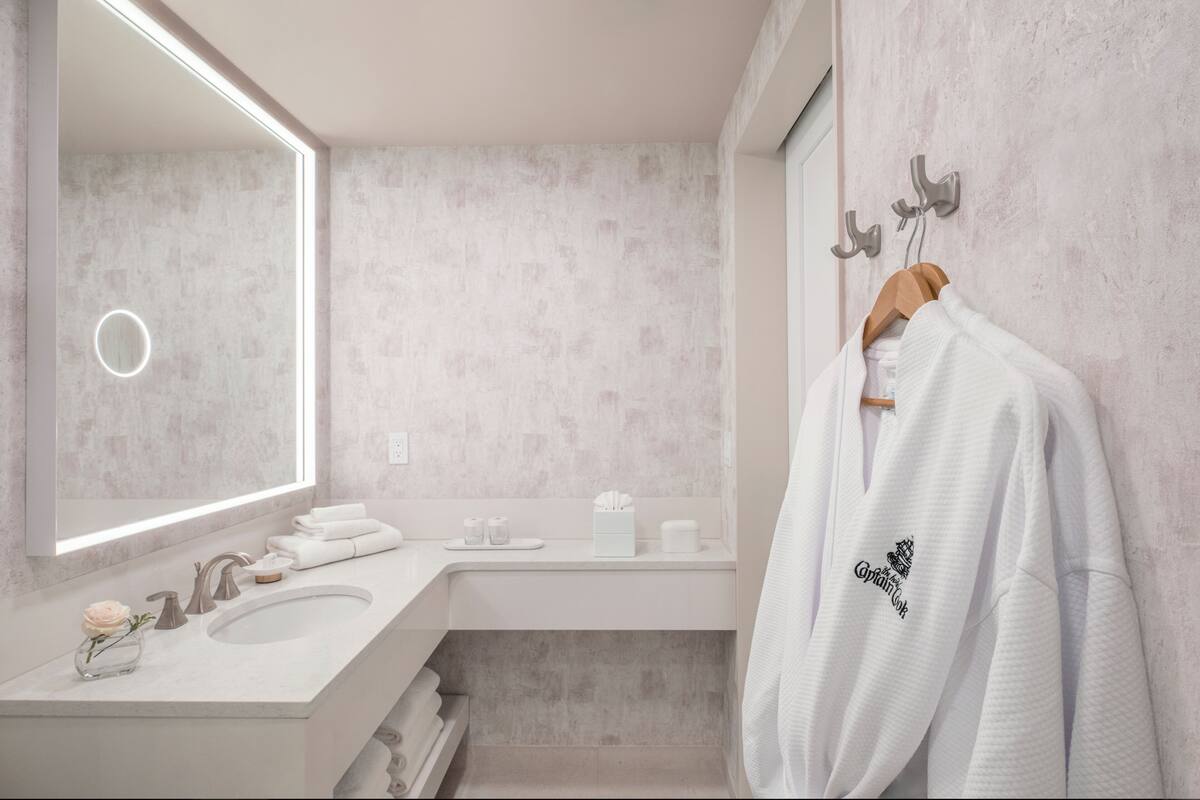 Deluxe Room, 1 King Bed | Bathroom | Combined shower/tub, designer toiletries, hair dryer, bathrobes