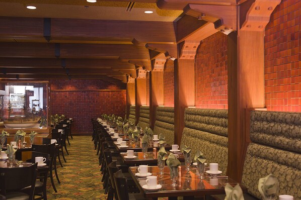 4 restaurants, breakfast served