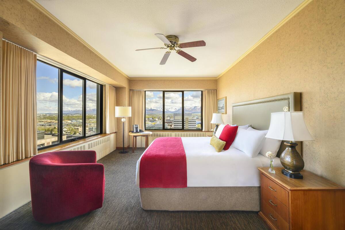 Deluxe Room, 1 King Bed | Premium bedding, down comforters, pillowtop beds, in-room safe