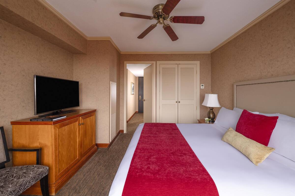 Junior Suite | Premium bedding, down comforters, pillowtop beds, in-room safe