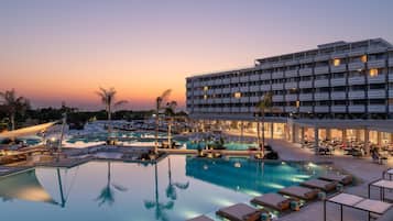 Innendørsbasseng, sesongbasert utendørsbasseng og bassengparasoller