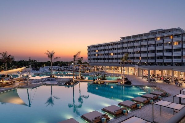Indoor pool, seasonal outdoor pool, free cabanas, pool umbrellas