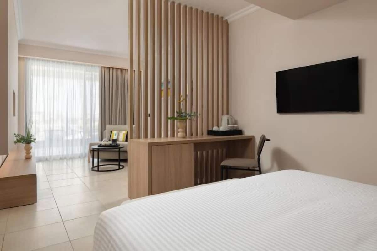 In-room safe, blackout drapes, soundproofing