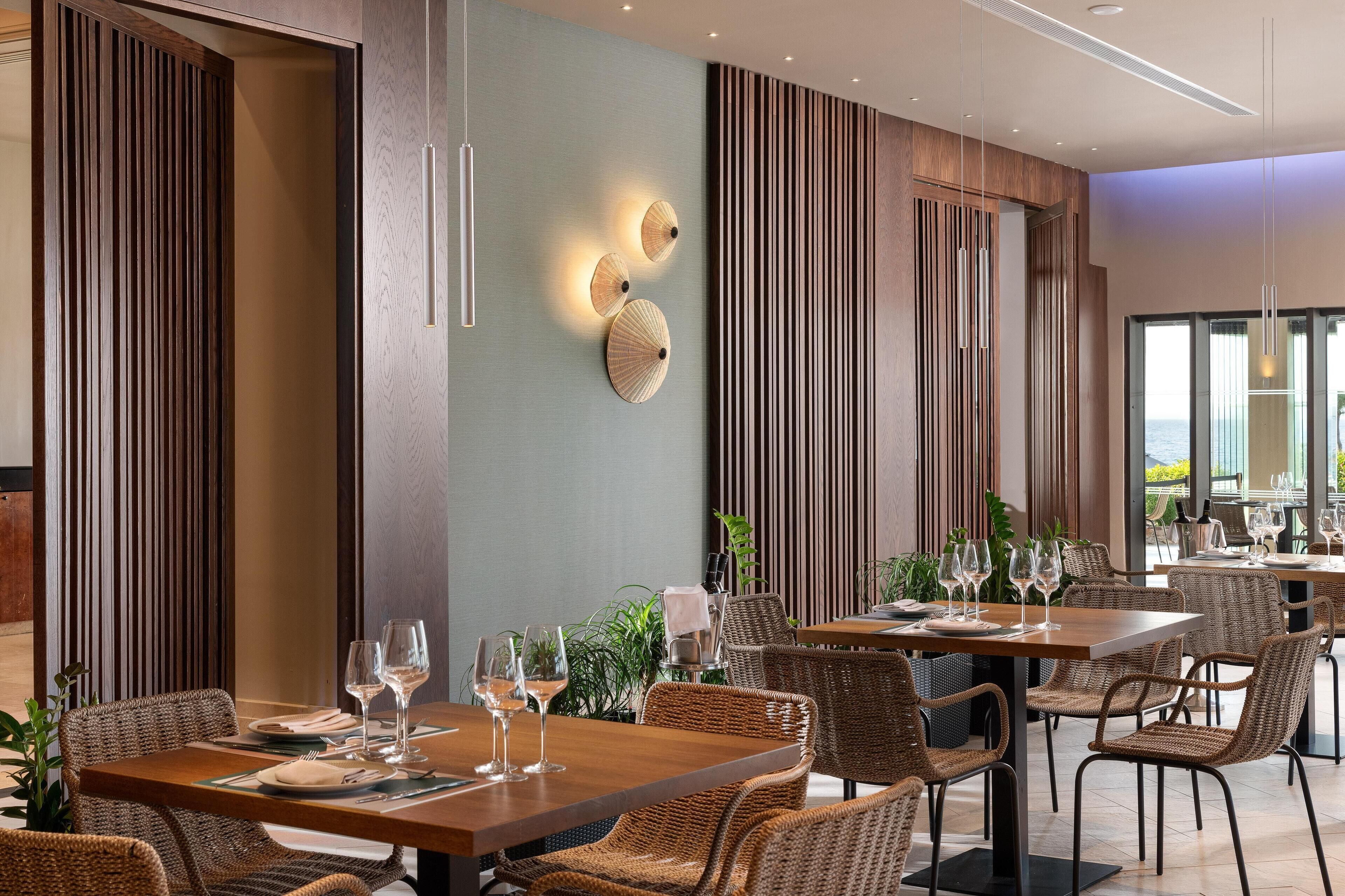 3 restaurants, breakfast, lunch, dinner served; Italian cuisine