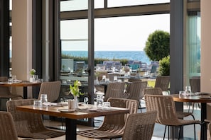 3 restaurants, serveren ontbijt, lunch, diner, Italiaanse gerechten