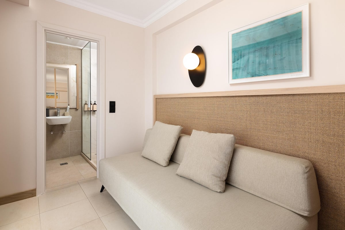 Deluxe Suite, Beachfront | 1 bedroom, in-room safe, soundproofing, free WiFi