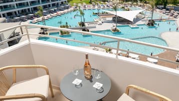 Superior Twin Garden/Pool View | Vista del balcón